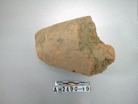 紅色細砂陶支腳殘件藏品圖，第1張